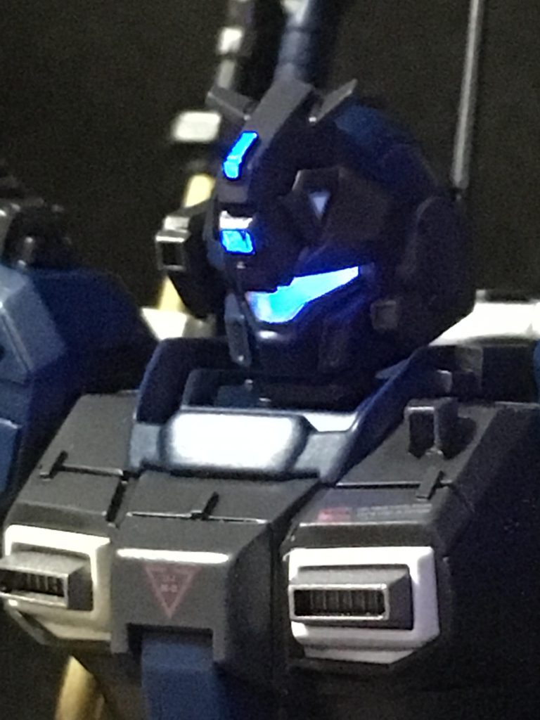 怪しげなシステム起動再現のため、蛍光クリアーでカメラアイを塗装。
ブラックライトで光ります。
センサー部分は蛍光エナメルを使用。