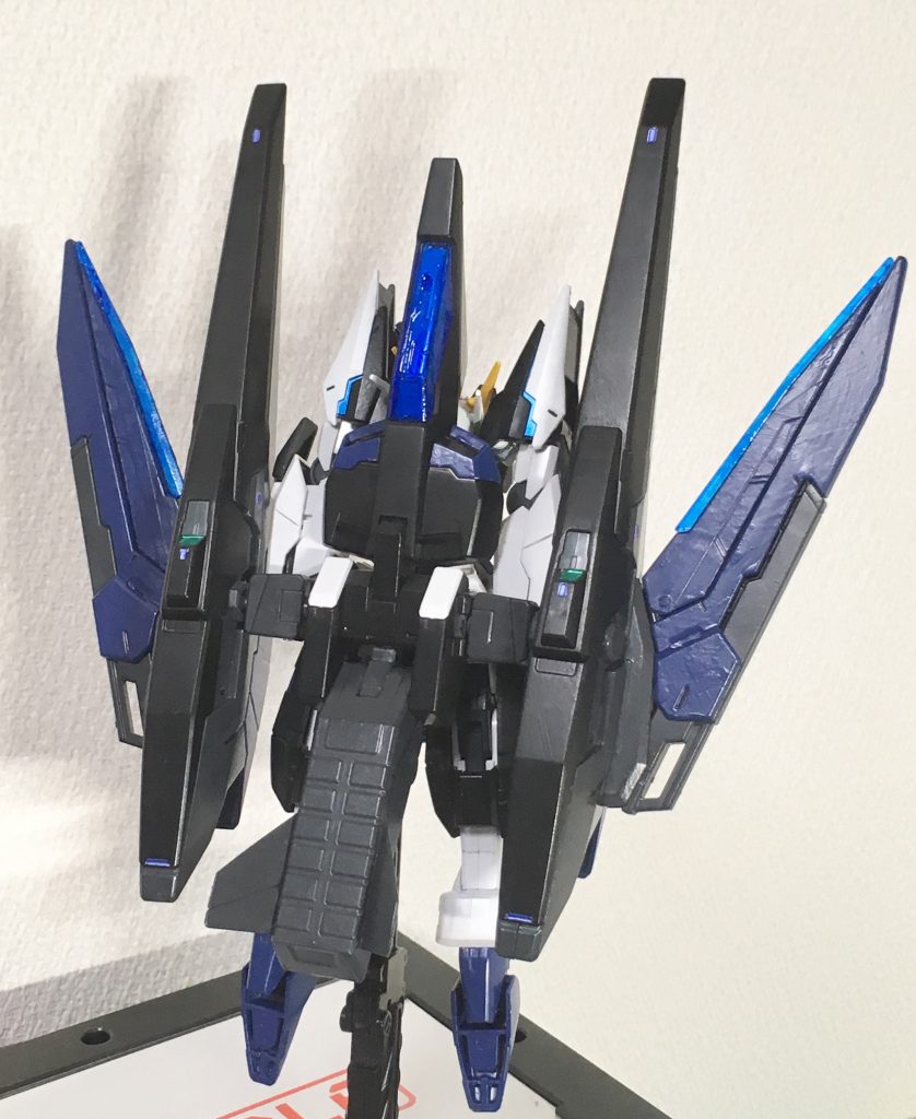 全体的に青や紺色系が落ち着いたイメージを出してて締まってみえます。