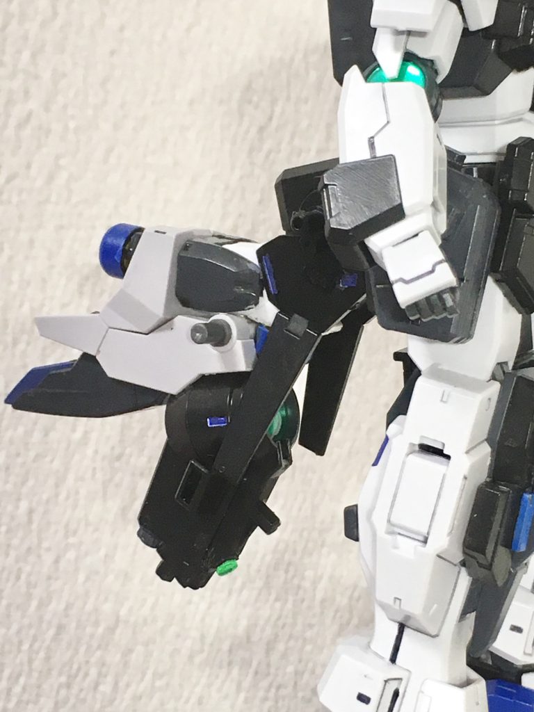 駐機状態や作戦区域まではGNドライヴは下向きになってます。
ケルディムサーガの余剰パーツとリバーシブルガンダムの腕部パーツなどをミキシングして2基目のGNドライヴを組み上げました。