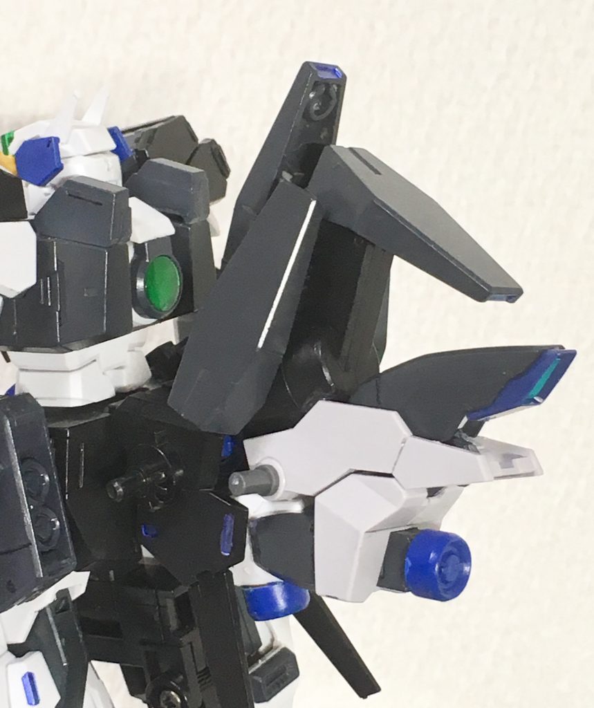 戦闘形態になると背中側に回転して被弾面積を減らします。