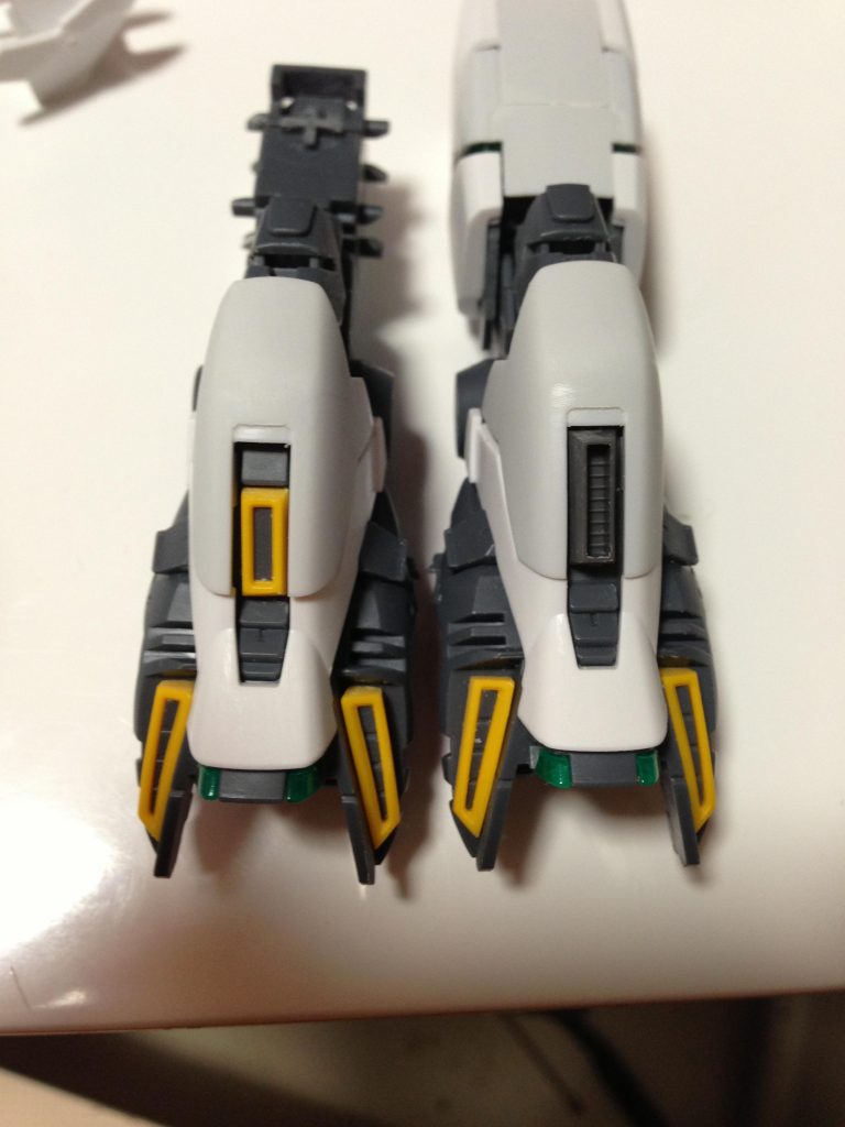 スネ部のスラスター?はモールドが甘く感じたので、別パーツに置き換えています。
