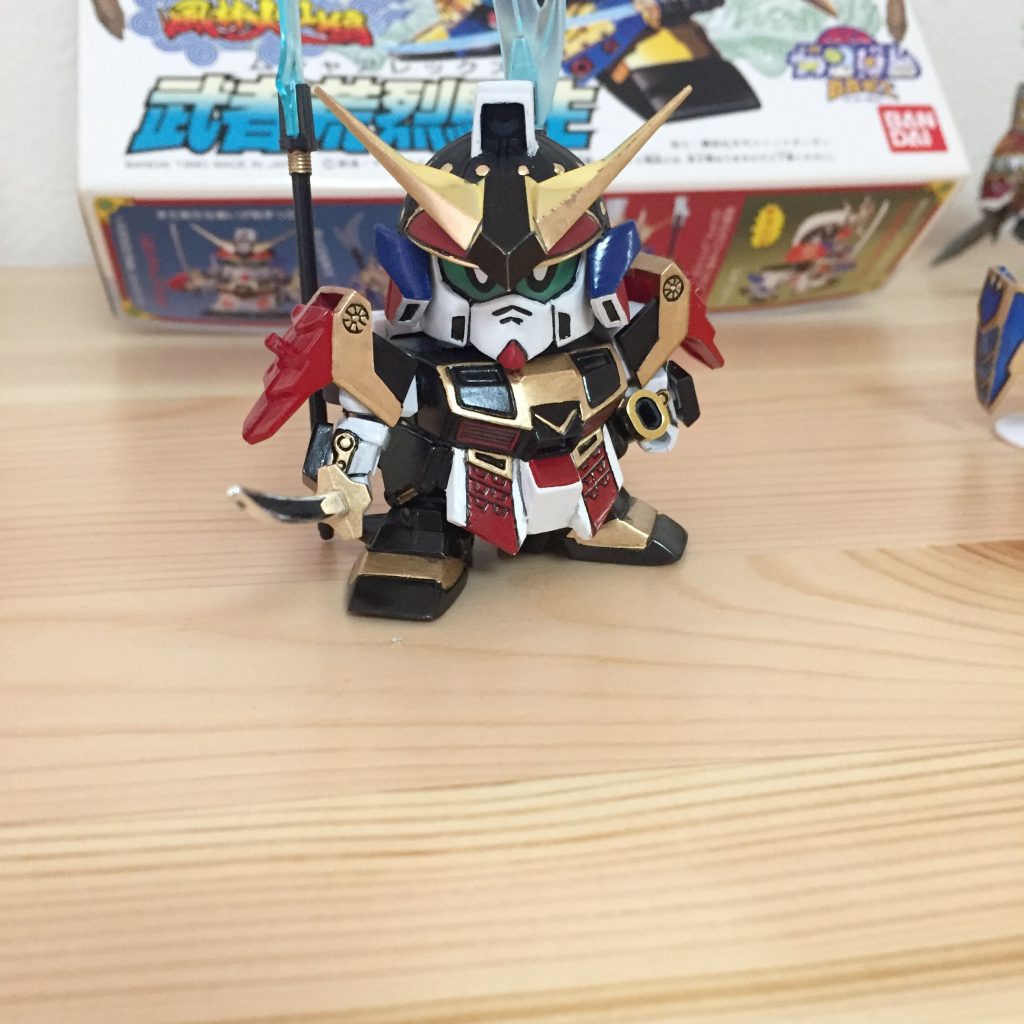 腕にボールジョイント、足は1mmながくし、顔の口の形状を三角にパテで整形、
カブトは返し？の部分を2mm前にしました。あと、目の形状も変えてます。