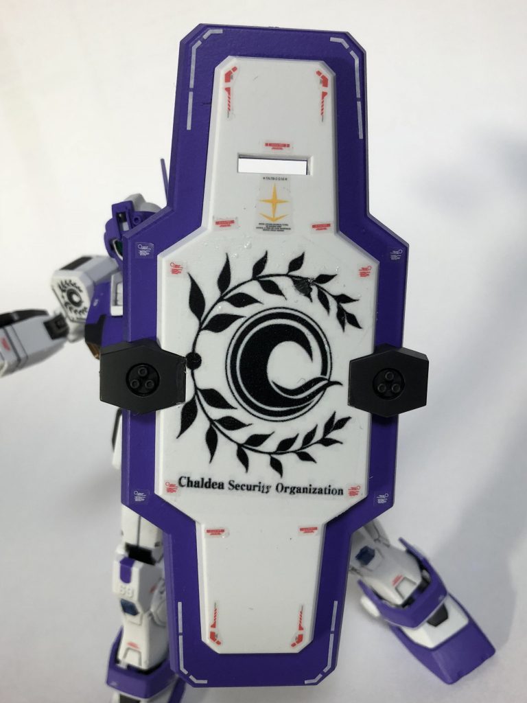 シールド裏の持ち手しかないので飾る際はセンスが問われるかも・・・・・
ちなみに塗装レシピは以下
本体ブルー→ガンダムマーカー・ガンダムパープル
胸部ダクト→ガンダムマーカー・ガンダムレッドゴールド
膝部ブルー→ガンダムマーカー・ティターンズブルー
それ以外は無塗装です。
デカールはキット付属したもの以外に物足りないところには適当に他のキットの
余りを貼っています