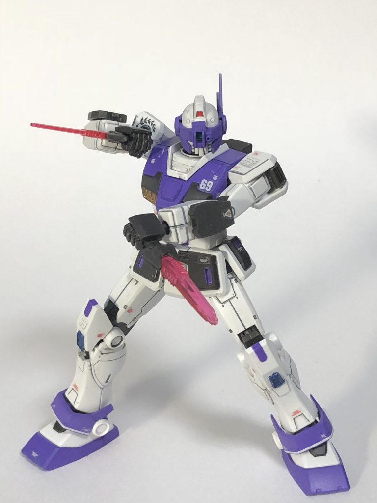 持ち手を付けて持たせてみました。
やはりダガー系武器は逆手持ちがロマンですね