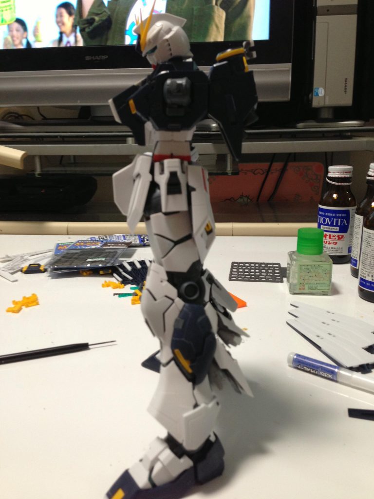 S字立ちが決まるように、多少鳥足気味に膝関節が曲がるようにフレームの干渉部を削っています。