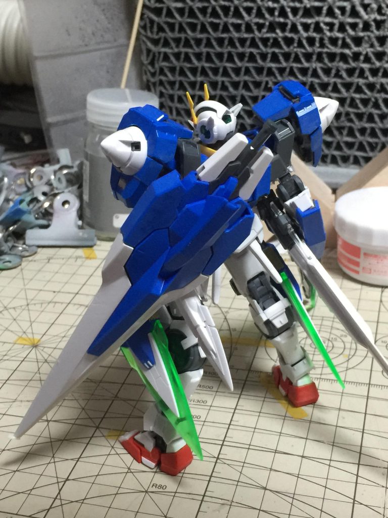 わかりにくいですが、GNバスターソード2はソードのエッジを一度平面に整え、そこに三角プラ棒を貼りパテ等で馴染ませエッジを立てました。