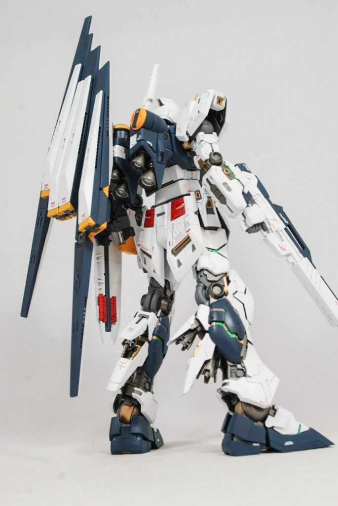 後ろ姿はバーニアをビルダーズパーツに変更程度で大きく手を入れていません。
フィンファンネルはポロポロ取れるので固定にしています、作業の大半はフィンファンネルをヤスってた記憶があります(笑)