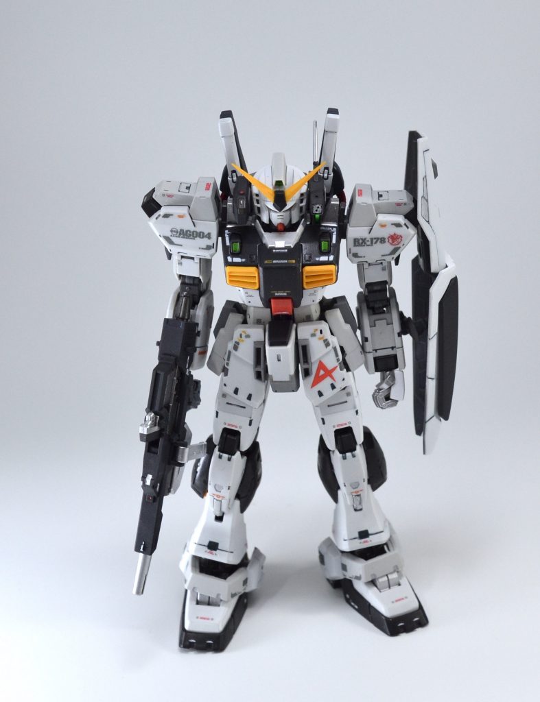 胸部装甲は、νガンダム寄りの形状へ修正しています。