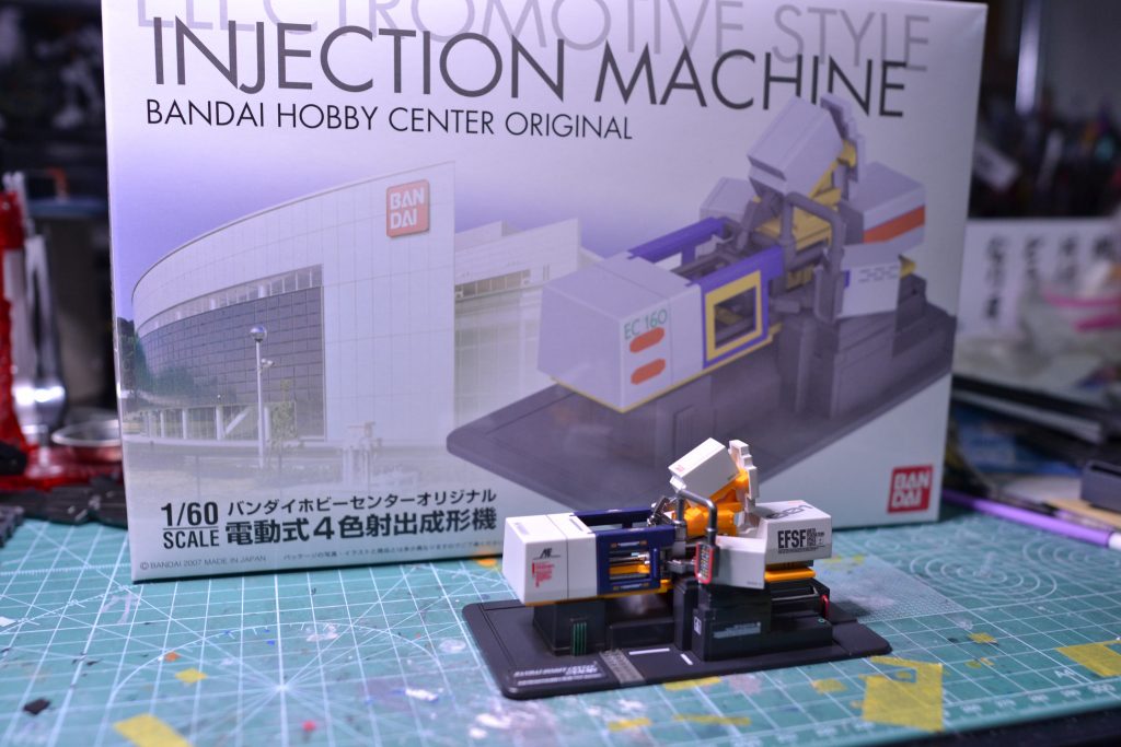 実際に静岡のバンダイホビーセンターでガンプラを制作する為に稼働している射出成形機の1/60モデルです。