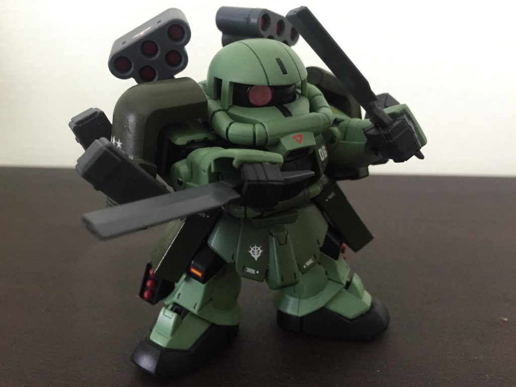 ナタを構えた状態。コンテナの配置上、腰の稼働がほぼできない。仮組み時に考えとけばよかった。