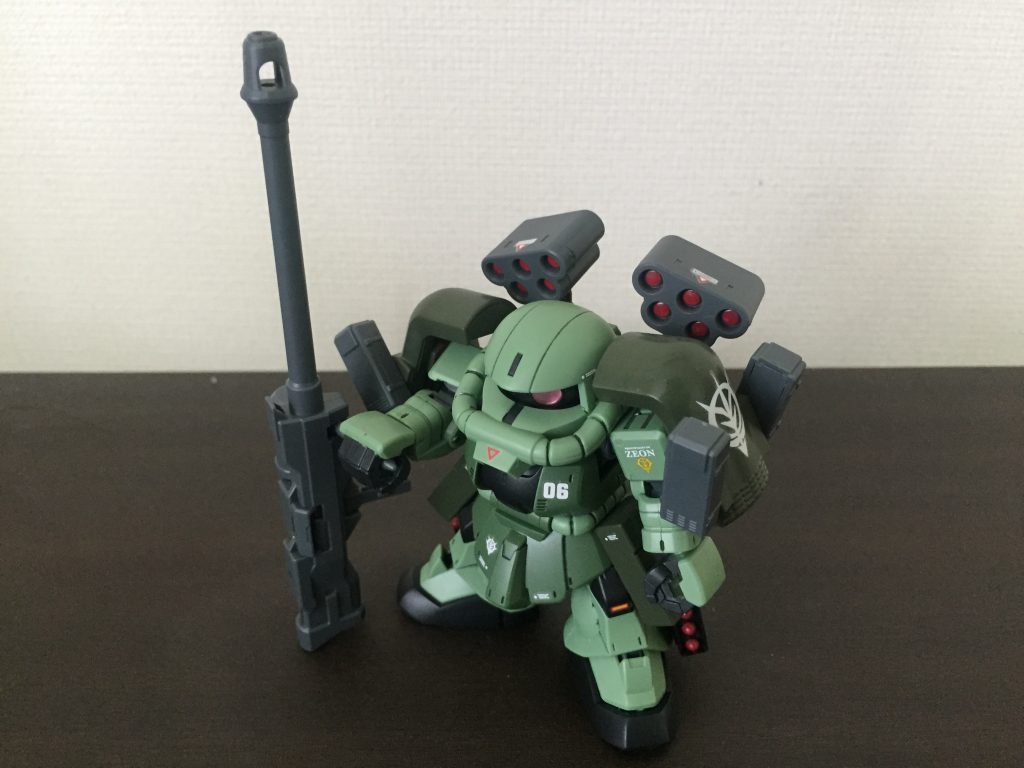 HGのライフルをそのまま流用したのでザクの全長を超える大きさに。ギャップ萌え