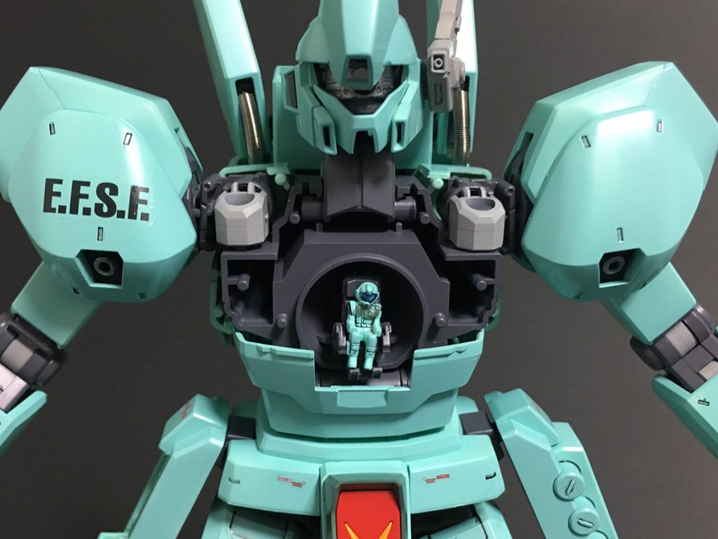 パイロットフィギュアもF91登場時の連邦軍色にて塗り分けています。