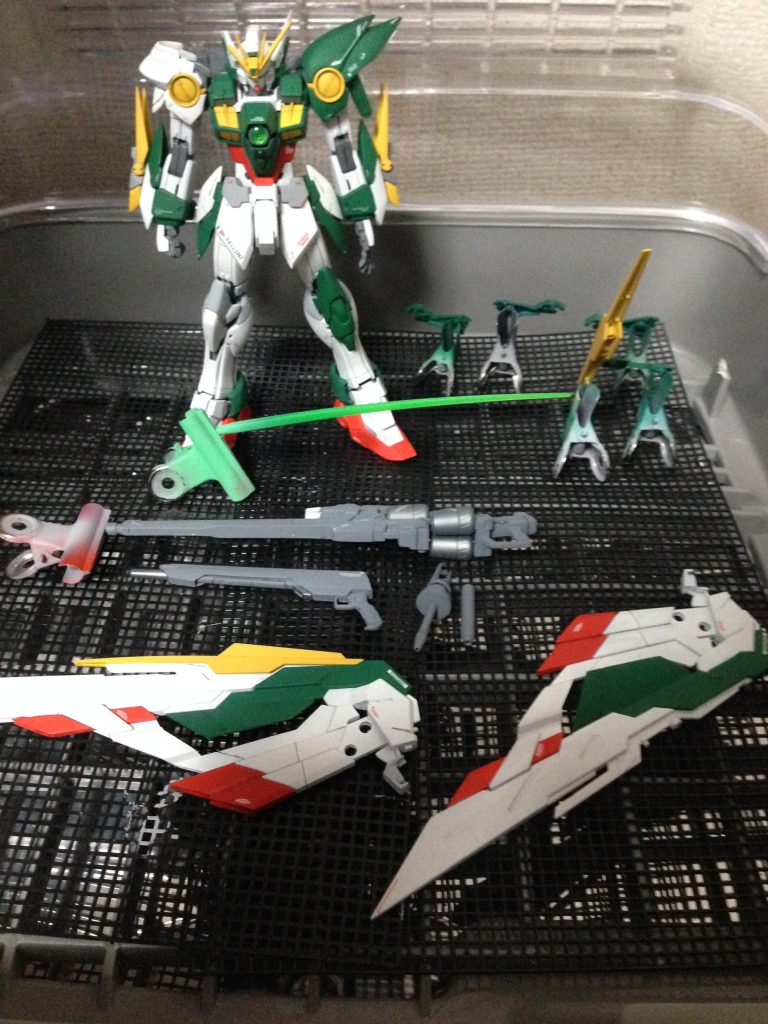 リペイント中の画像ですが、中央にてライフルが分割されているのがわかると思いますが
劇中と同じくネオジム接続にてライフルは分割可能です