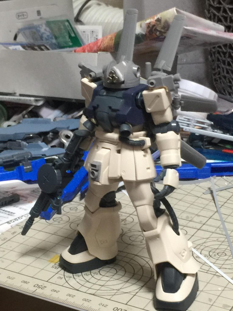 頭部のセンサーは旧キットの中身にパテを詰め、削って整形しました。
目はメタルパーツだったりします。