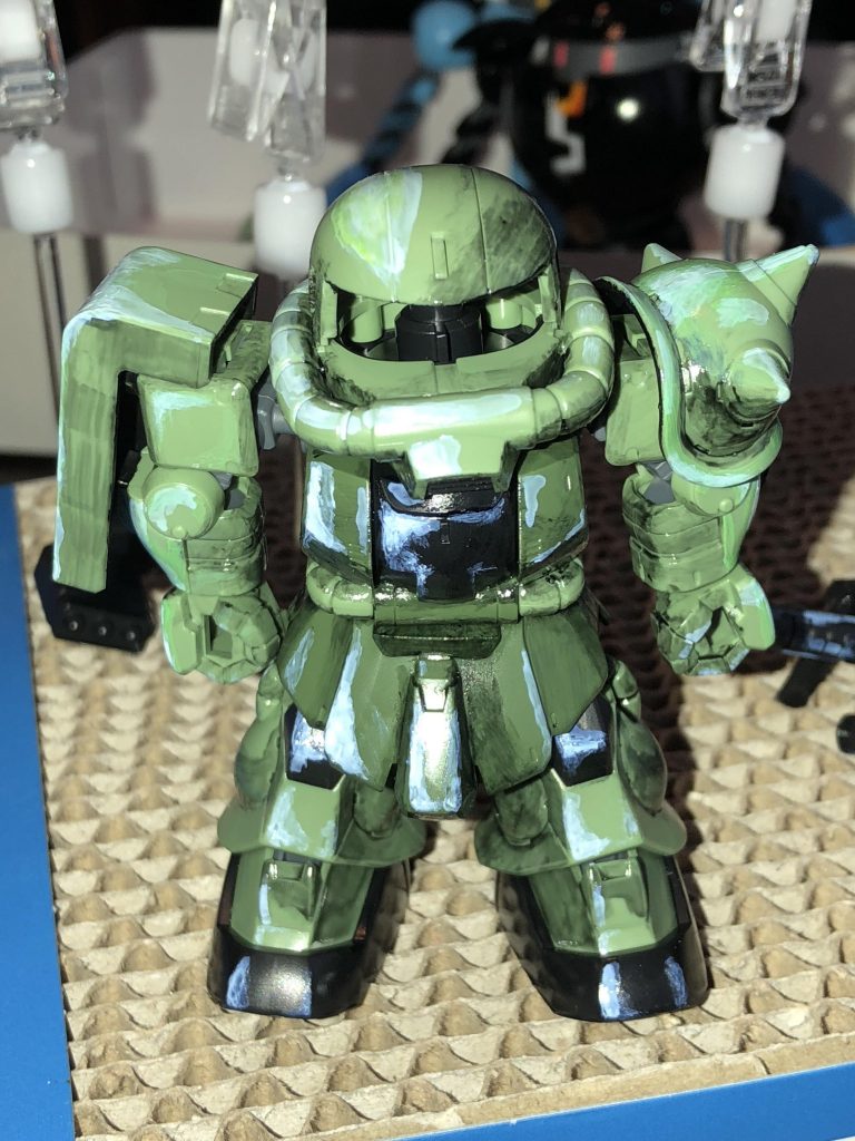 素組みの上にガイアカラーのクリアブラックで重ね影、クリアホワイトでハイライト(写真)
この後、シタデルカラーのNULN OILを全体にジャブジャブ塗ってトーンを整えて墨入れと無塗装面の表面あらしを行い、セラマイトホワイトで改めてハイライトを入れ直してます。