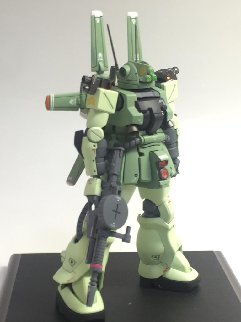 カラーリングはフリッパーではなくカトキ版ザクをイメージした、淡い量産型なカラーリングです。
使用したカラーはボトムズカラーのペールグリーンとライトグリーン、頭部も相まって若干むせる感じなのはそのせいですw