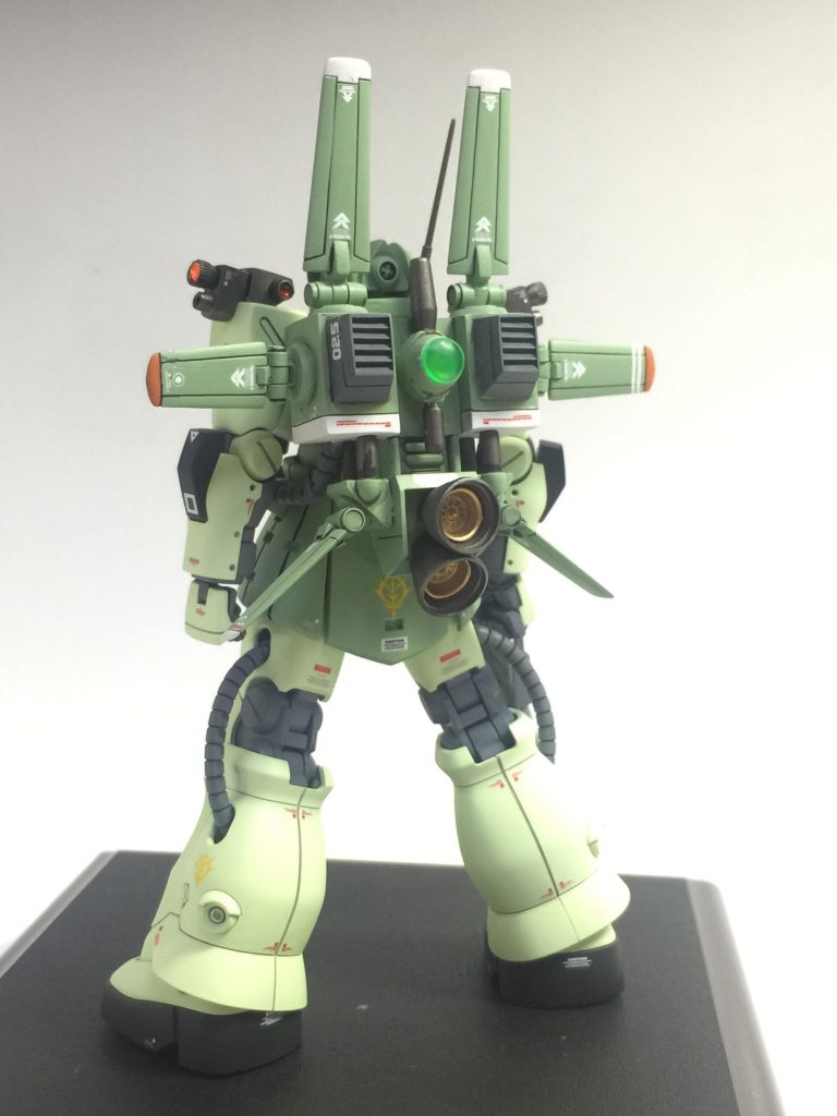 大きいバックパックですがカラーリングで少しでも小さく見えるように本体色にしたり、白ライン、フィンの先端に白、オレンジを使うことにより少しでも小さく見えるように工夫しています。