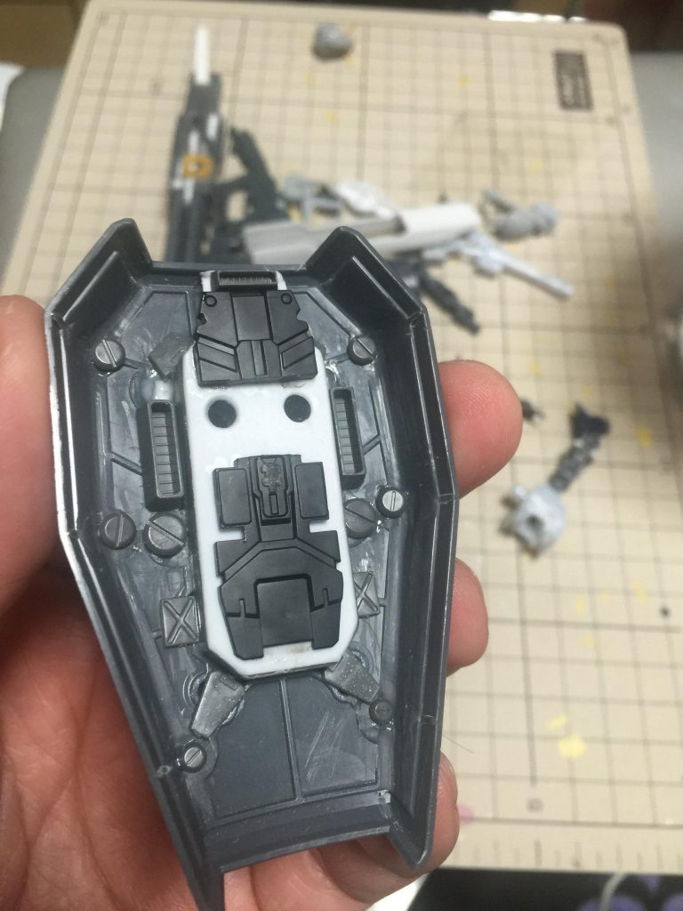 シールド裏面です、台座だからかダボ穴がたくさんあったので、不要なものは削除しました。
地味に大変でした…