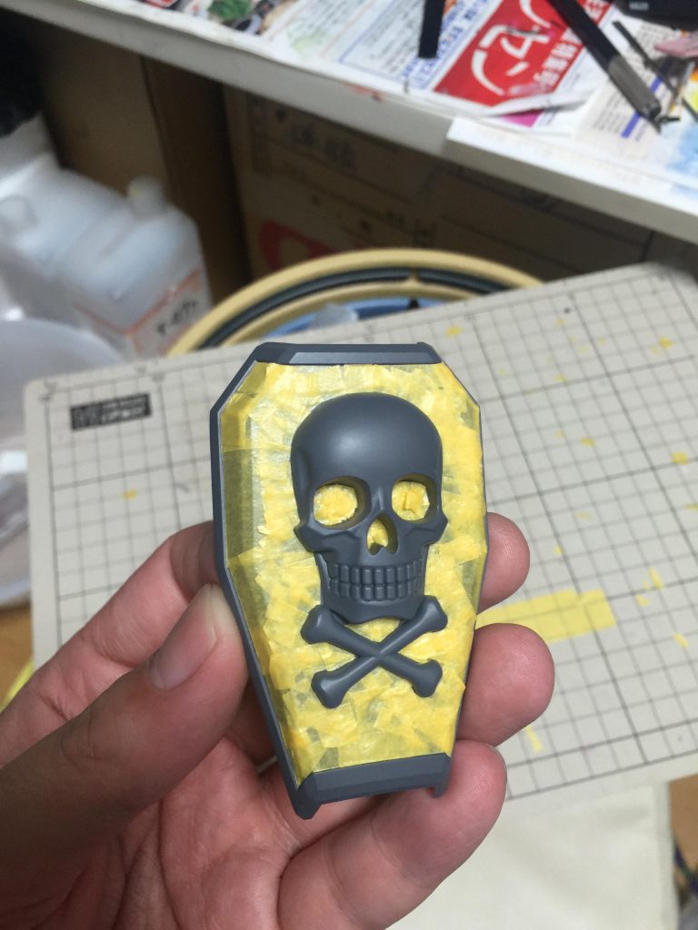 シールドはパーツ分け等されていないので…塗り分けはマスキングです、ここのマスキングだけで3時間とかかかった記憶があります、もう二度とやりたくないですｗ