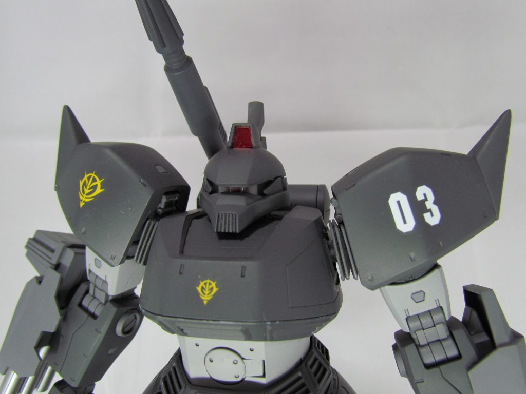 モノアイはMSサイトレンズに交換、頭頂部補助カメラは透明プラ板を塗装したものを張り付けています。