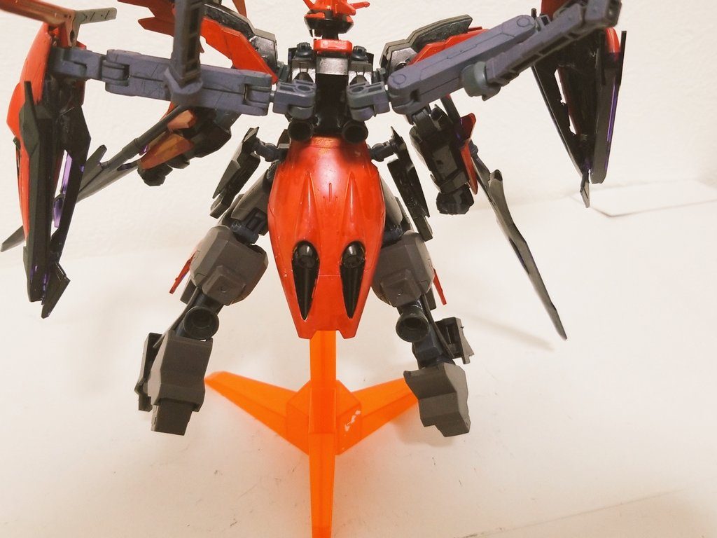 見づらいかもしれないがユニットの接続部の下辺りと足首辺りにバーニアを追加