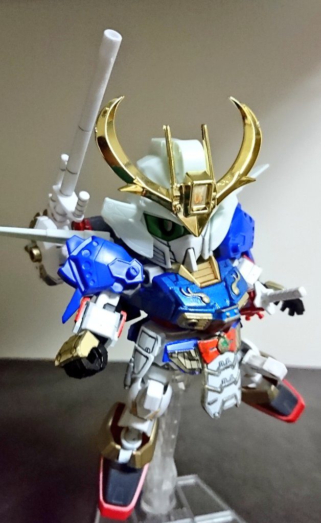 塗装前、頭と甲手などの鎧は関平、腕と手はLGBB武者頑駄無、胸と股はSDCSガンダム、足はSDCSクロスボーンガンダムです。
それに雷丸、江須を張り付けています。