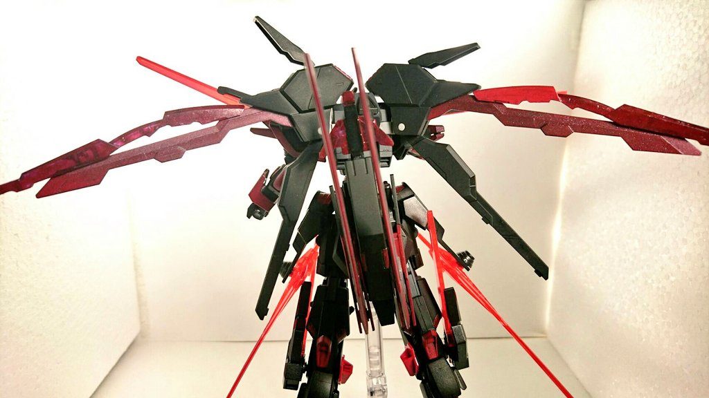 ・ハイマットモード(クイックモードⅡ)バックパックのクリムゾンフェーダーRを展開、エゼルビットを後方へ向けクリムゾンウィングと同時に粒子放出を行うことで機動力を上げる形態。武装を使い加速する都合、武装はクリムゾンダガーとダークマターレッグのみ使用可能になる。腰には磁石で固定されています。