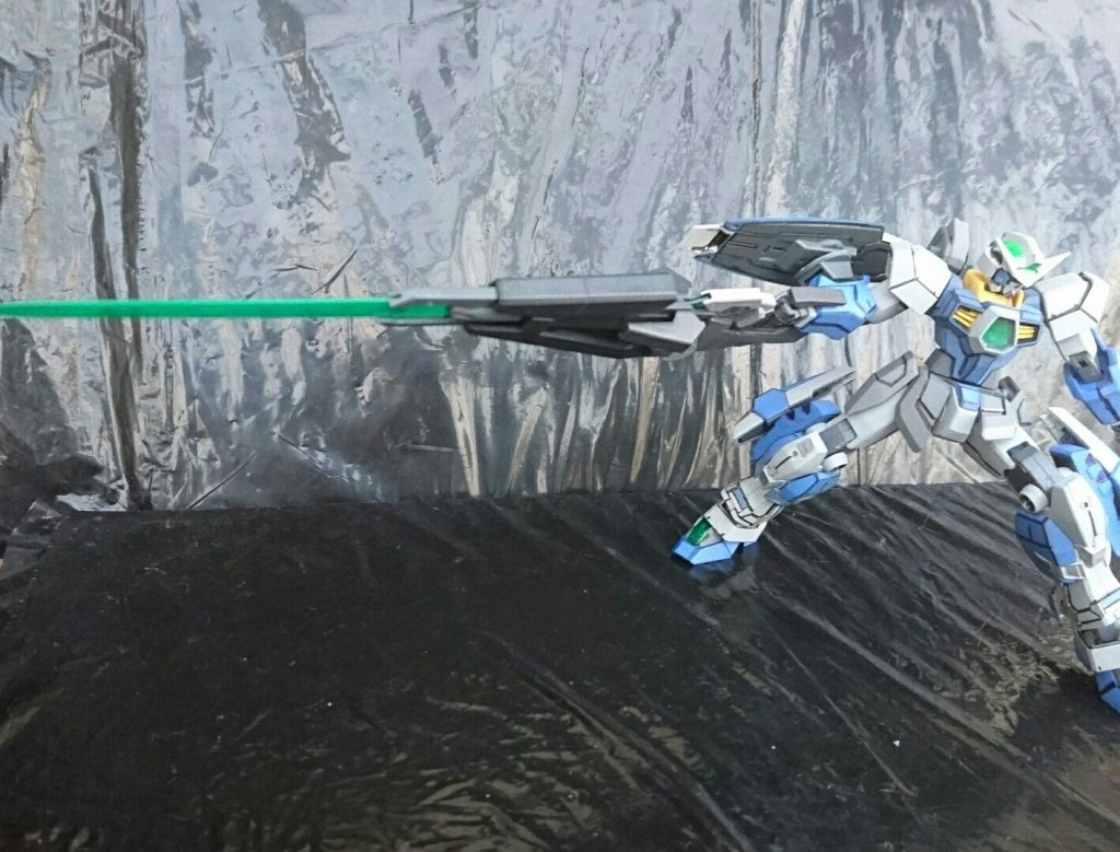 ・必殺技「ゲイジングブレード」
事前にAGEシステムにより精製したブレードアタッチメントを戦艦アマデウスⅣから射出後、ドッズライフルver.70に接続した合体剣。