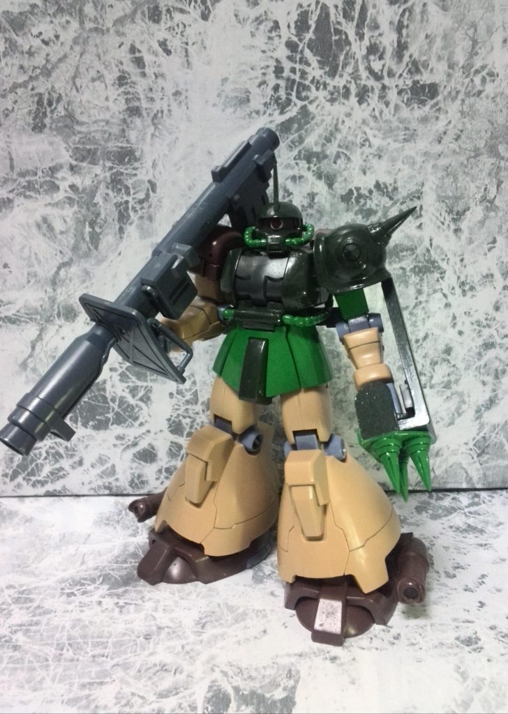 武装はドムトローペンのラケーテン・バスやマシンガン
ザクのシールドにビルダーズパーツを使用してスパイクシールドにしました
このザクドワーフは
連邦軍に負けたザクと、同じく連邦軍に負けたジオンの残党から譲り受けたドムトローペンの部品を使い
再び戦う時を待っていた…