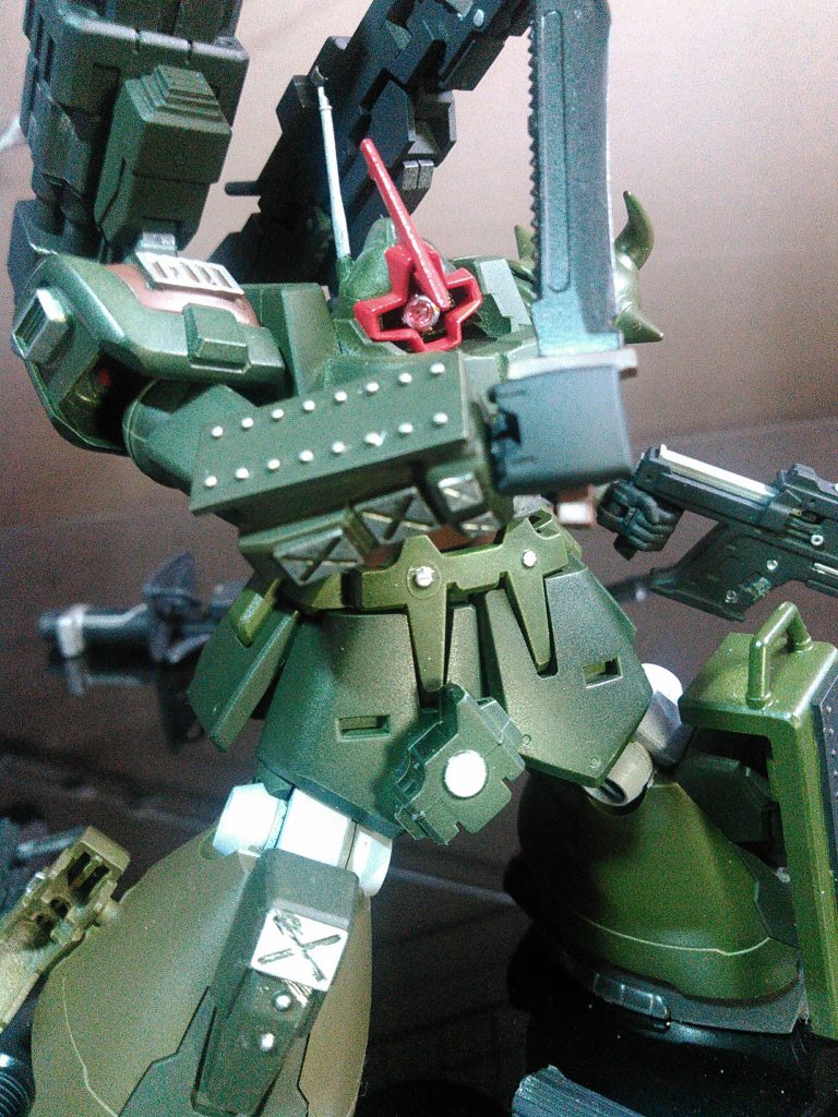 装甲を増した右側で突撃します。