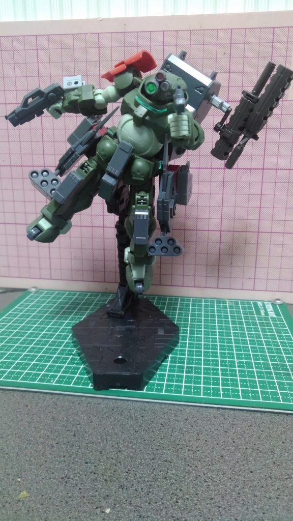 この機体の特徴はなんと言ってもその武装の豊富さです、大体確認している数はなんと２０種類以上！作った本人ですら把握しきれていないと言う前代未聞の機体です