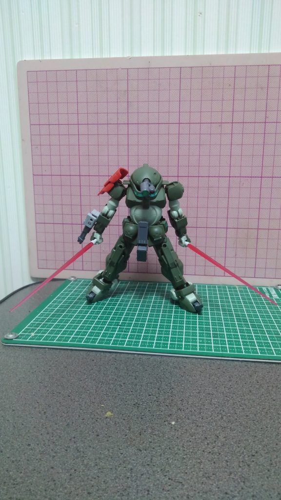 例えヒート鉈を落としてもまた*謎の操作スキル*で瞬時にコンテナからビームサーベルを取り出し戦闘を継続する