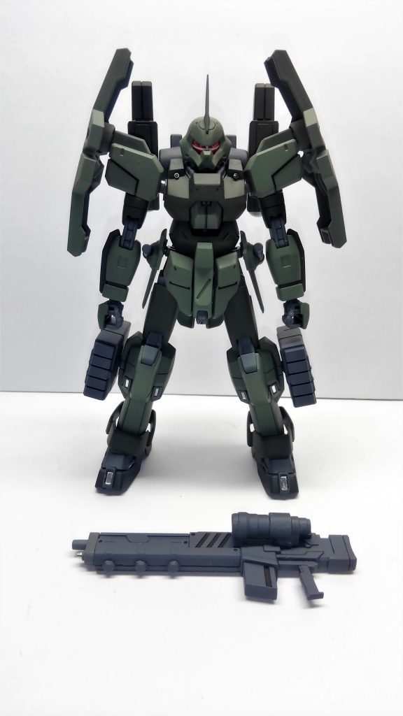 正面
武装はメガビームライフル、胸部機関砲、脚部ミサイルポッド、ビームサーベル。