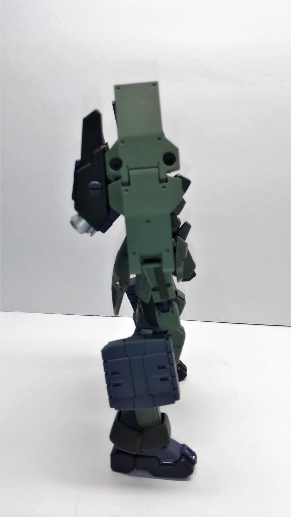 側面
肩部には大型のシールドが備え付けられており、可動及び回転し防御を行う。