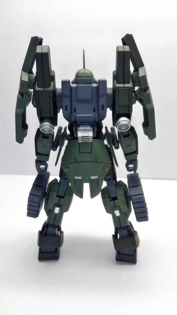 背面
バックパックには推進用のメインスラスターが三基、サブスラスターは全身に数多く配置されておりストライカ-ジャハナムの高機動を支えている。