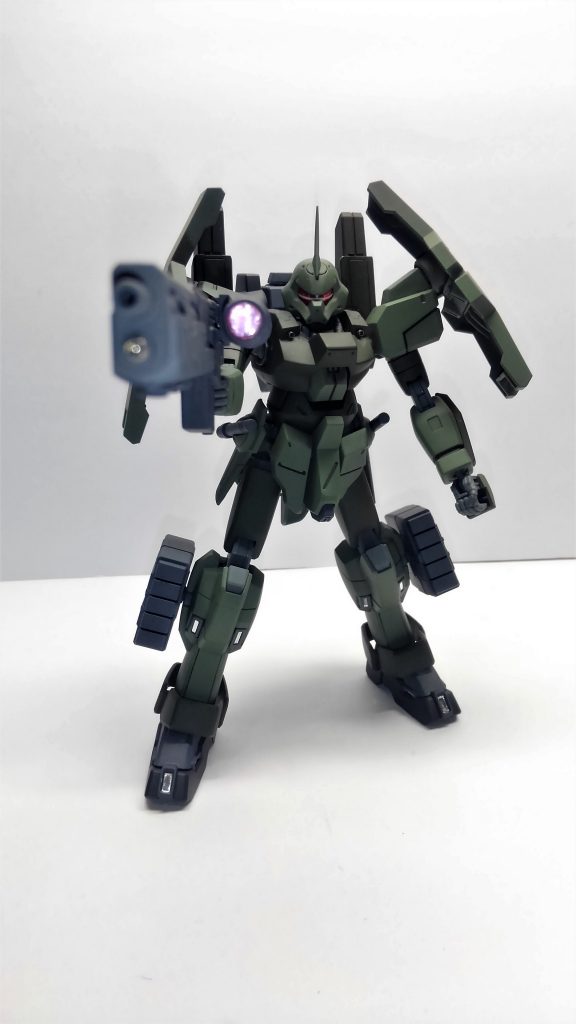 メガビームライフルには大型センサーを装備、高速機動中でも高い命中率を誇る。
ビームライフル自体にフォトンバッテリーマガジンが装填されており、本体からのエネルギー供給が無くとも高出力ビームの発射が可能。
またメガビームライフルの銃口下部にはビームバルカンが備えられており、低出力ビーム弾を高速で連射する。