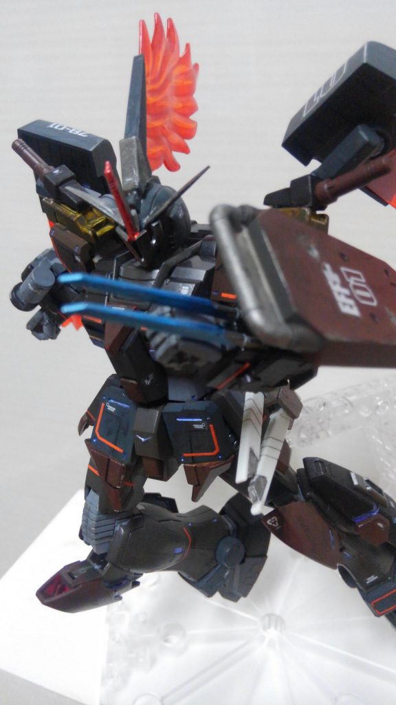 右腕にはガトリング・ガン、左腕には電磁クローを装備させ、相手に突き刺し、電子機器を一時的にショートさせ、動きを封じる... これだけで相手パイロットを恐怖に落とせるでしょう、ノリス大佐が実践されてましたから、狭い空間に真っ暗闇... あァァ(((TωT)ガクガクブルブル