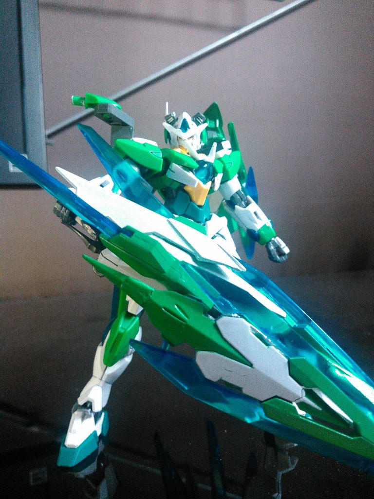 右肩のアーマーは大型ソードに変形可能です。