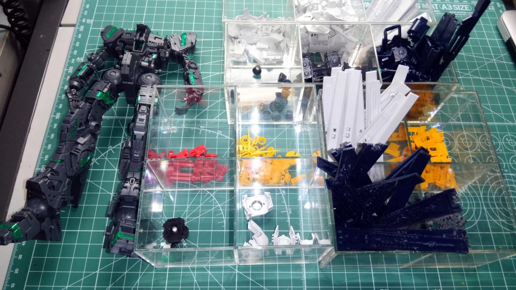 表面処理前に分解してパーツを色毎に整理。
細かい部品が山盛り( ;∀;)