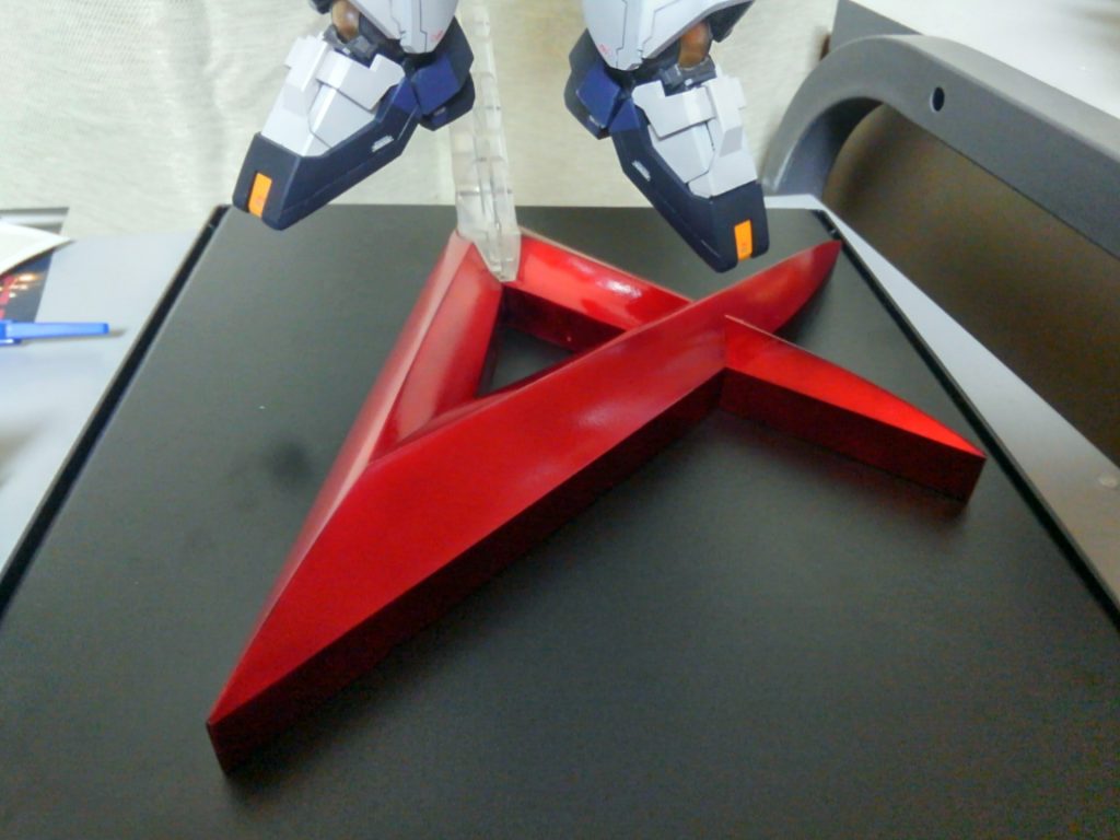 付属の台座はアムロのマーク。
黒一色では映えないのでキャンディ塗装で派手にしてやりました。