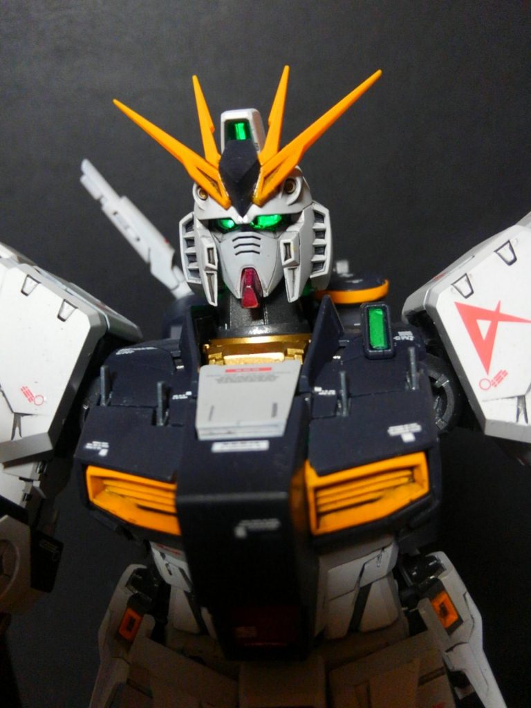 LEDユニット内蔵。
頭部の光漏れ対策（首の部分以外）してあります。
関係ないところまで光るとカッコ悪いですので(笑)