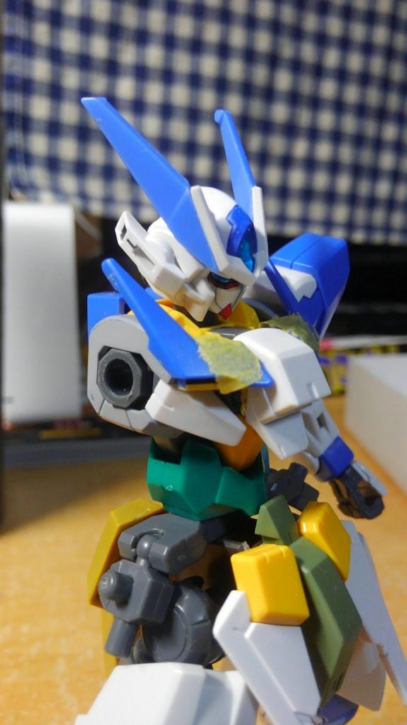 頭と胴体周り
頭は、そのままではつまらないと思って、耳のクリアパーツ部分にアストレアの腕コンデンサーに付けるパーツを接着
この時、後頭部のパーツが少し干渉したので調整してます
アンテナは4本ある内の外側を削り、クローと同様のハイニューブレイヴのサイドアーマーをさらに調整して後ろに接着してます
(アンテナのプラの厚さとほぼ同じでした)
胴体は首周りの襟とお腹の黄色パーツをシアクアンタから
ノーマルのクアンタと違って、シアクアンタの物は胸のダクト?部分が無くなるので隙間が出来ます
そこにアメイジングエクシアの胸パーツを接着してます
真ん中の白いパーツはEz-SRマキシマの肩パーツをかなり削って使用してます