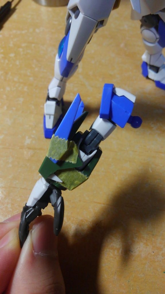 こちらは右腕のクローです
クアンタの前腕にハイモックの前腕をギリギリまで削り、アーマーとして被せた状態です
手はバルバトスルプスレクスから
腕甲のカバーパーツはS×D×Gガンダムのシールドのように、ドラゴンの顔みたいにしたいなと思って角度を付けて削りました
この時点ではマステのせいで分かりづらい……
そして、ハイニューブレイヴのサイドアーマーの一部を切って調整したパーツを目の部分として接着しました
プラ板で牙みたいなパーツ作ってましたが対して効果ないなと思って後に外してます
