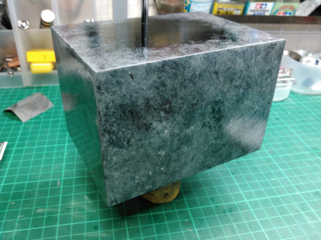 100均の木箱にラップ塗装を施した台座です。