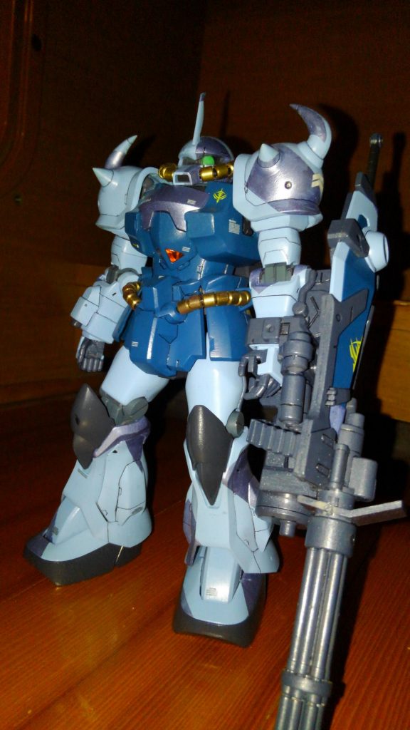 基本的にガンダムカラーの筆塗りで・・・
某ホンダ車の補修塗料が余ってたので使ってますな(笑)
あとグレー部分はメタリック塗料を使ってます(*´ω｀*)