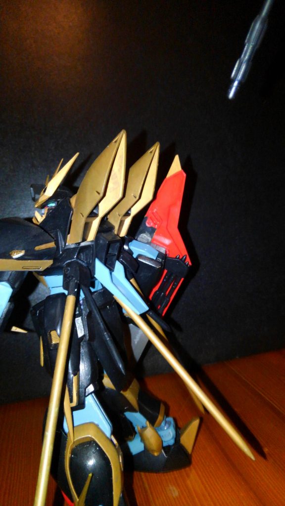 ランサーダートは実体剣により射出口が潰れている為後方への射出。
短槍化して四本装填しています。