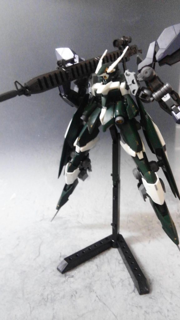 採用はしませんでしたが、肩がけでの射撃姿勢も。