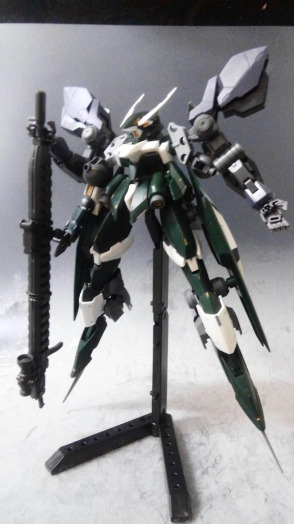 配布されたカスタマイズパーツのジョイントを利用し、グレイズアインの両腕を装着。巨大な砲身を構えてもバランスを取れるようにしました。
本来の腕もサブアームとして使用しています。