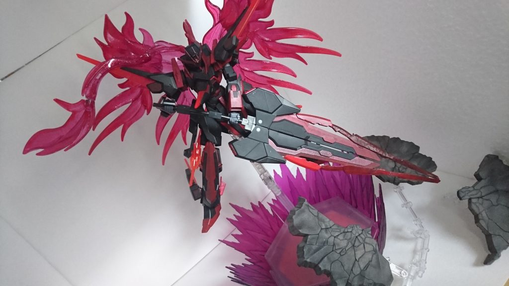 ・必殺技「極炎 粒子断斬大刀」焔の大翼を展開して加速、クリムゾンフェーダー RUを大きく振りかぶり切り裂く必殺技。命中した部位から粒子を破壊してガンプラを無効化する。