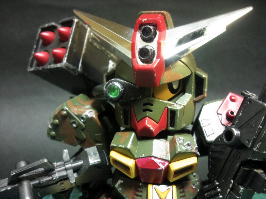 右目のレンズをバンダイのビルダーズパーツに置き換えています。